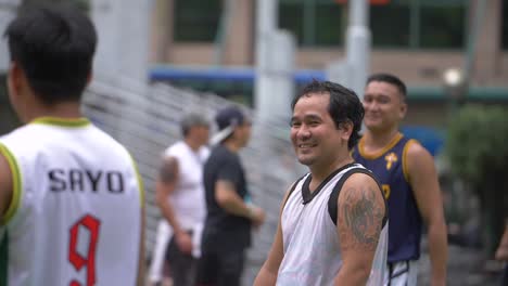 Hombre-sonriente-en-campo-de-deportes