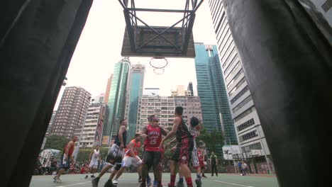 Jugadores-en-una-cancha-de-baloncesto