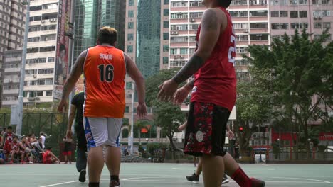 Jugadores-de-baloncesto-caminando-en-una-cancha