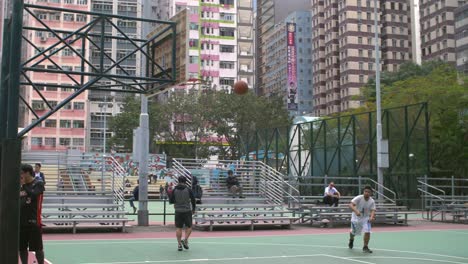Basketballspieler-Auf-Basketballplatz