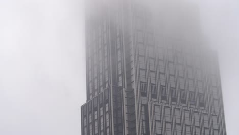 Nebelhafter-Wolkenkratzer-In-Hongkong