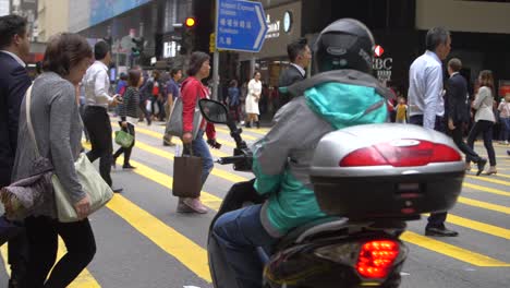 People-Crossing-Road-in-Hong-Kong-CBD