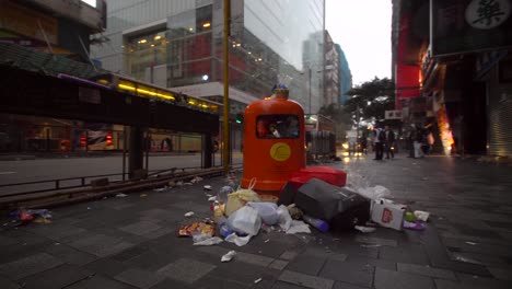 Papelera-desbordante-en-la-calle-Hong-Kong