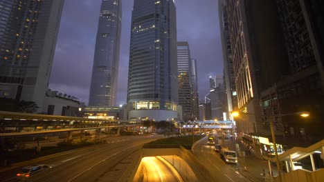 Hongkong-Wolkenkratzer-In-Der-Abenddämmerung