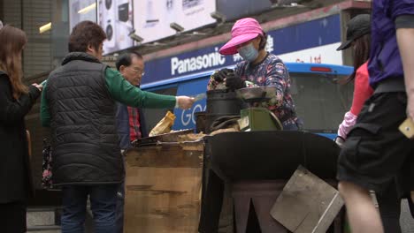Mujer-pagando-vendedor-ambulante-de-comida