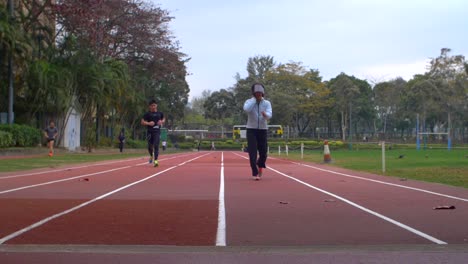 Tiro-de-bajo-nivel-de-corredores-en-una-pista