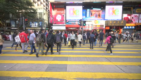 Multitudes-cruzando-la-calle-en-Hong-Kong