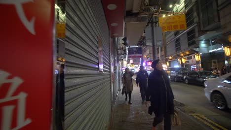 Caminando-por-el-pavimento-de-Hong-Kong
