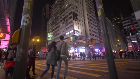 Personas-en-un-cruce-de-peatones-en-Hong-Kong