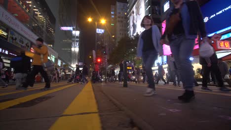 Plano-bajo-del-paso-de-peatones-de-Hong-Kong