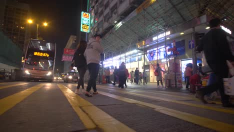 Cruzando-la-calle-en-Hong-Kong