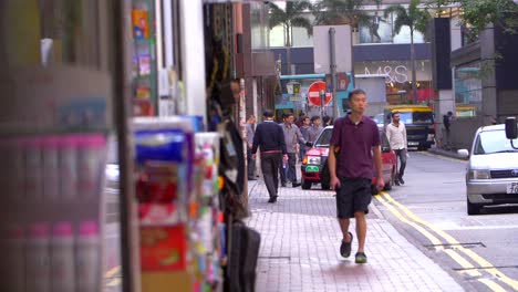 Menschen-Und-Autos-In-Einer-Straße-In-Hongkong