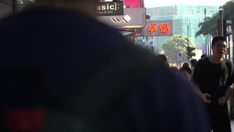 überfüllter-Hongkonger-Bürgersteig
