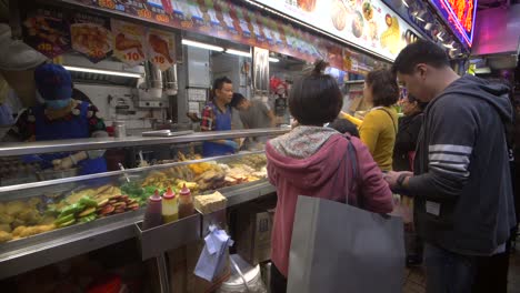 Clientes-en-el-puesto-de-comida-de-Hong-Kong