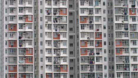 Fachada-de-bloques-de-apartamentos-naranja-y-blanco