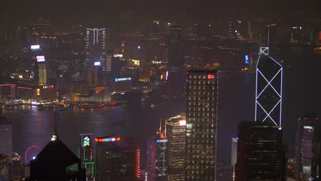 Con-vistas-al-centro-de-Hong-Kong-en-la-noche