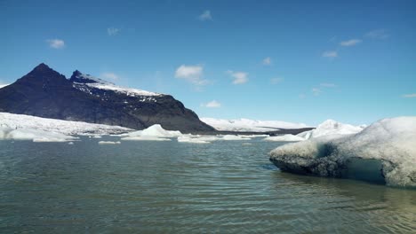 Icebergs-en-una-laguna-islandesa