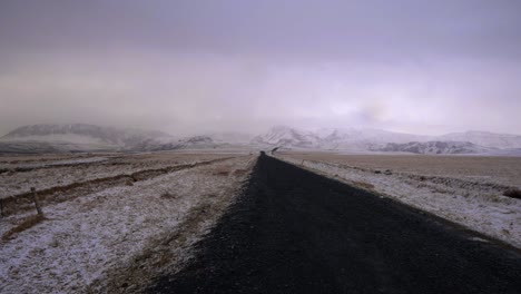 Camino-en-un-paisaje-nevado