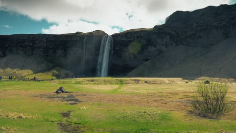 Acantilado-con-una-cascada-en-Islandia