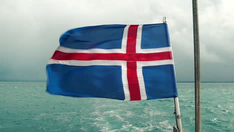 Bandera-islandesa-en-la-parte-posterior-del-barco
