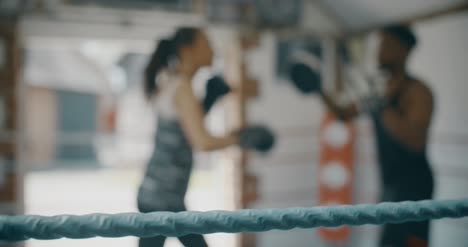 Boxeadores-trabajando-juntos-en-el-ring
