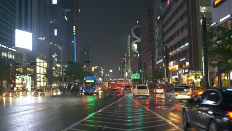 Viel-Befahrene-Nasse-Straße-In-Seoul-Bei-Nacht