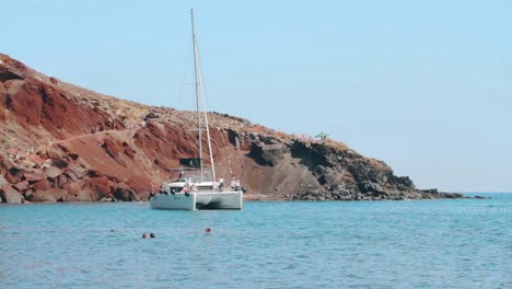Barco-navegando-cerca-de-la-costa-griega
