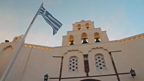 Lapso-de-tiempo-del-campanario-y-la-bandera-griega