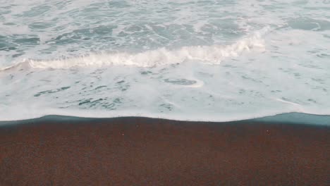 CU-lapso-de-tiempo-de-las-olas-en-una-playa