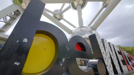 Atomium-Und-Willkommensschild-In-Brüssel