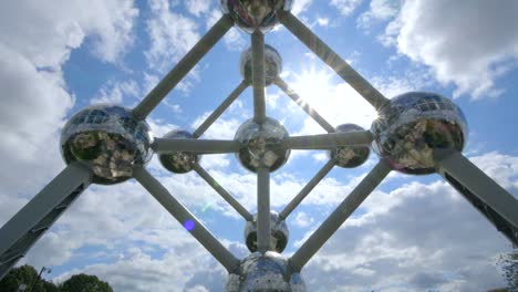 Sol-brillando-a-través-del-monumento-a-Atomium