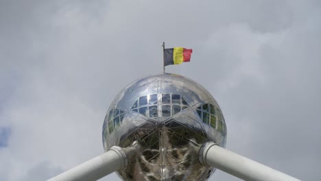 Bandera-belga-en-el-Atomium-en-Bruselas