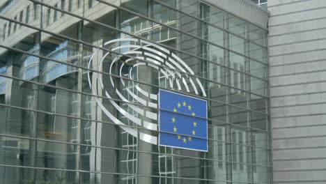 Logotipo-en-el-edificio-del-Parlamento-Europeo