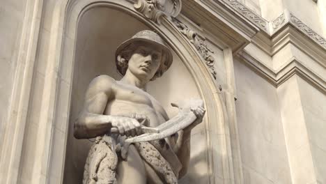 Farmer-Statue-on-the-BSE-Building