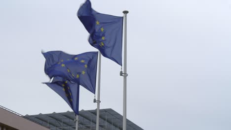 Tres-banderas-de-la-UE-en-astas-de-bandera