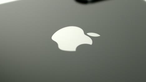 CU-Rotating-Shot-alrededor-del-logotipo-de-Apple