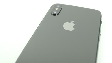 Plano-giratorio-ancho-alrededor-de-la-parte-posterior-del-iPhone-X