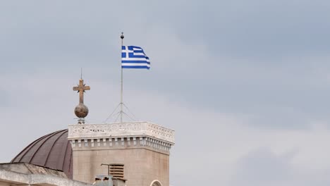 Bandera-griega-ondeando-en-la-iglesia