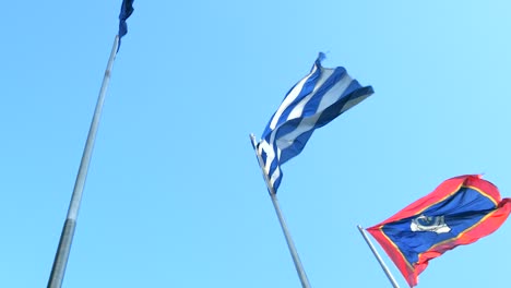 Bandera-griega-y-de-Atenas-volando