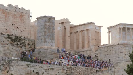 Turistas-por-el-Templo-de-Atenea-Nike