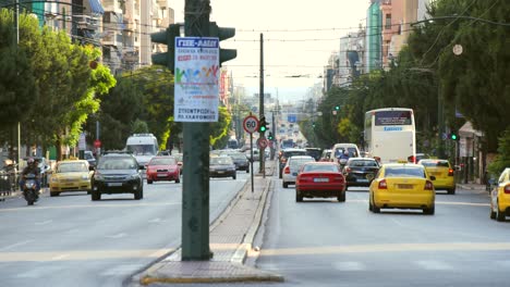 Carretera-muy-transitada-en-el-centro-de-Atenas