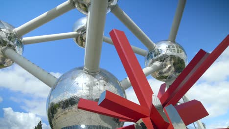 Rote-Skulptur-Und-Das-Atomium-In-Brüssel