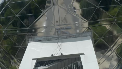 Detalle-de-la-esfera-de-Atomium-en-Bruselas