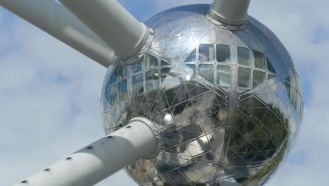 Kugel-Und-Röhren-Im-Atomium