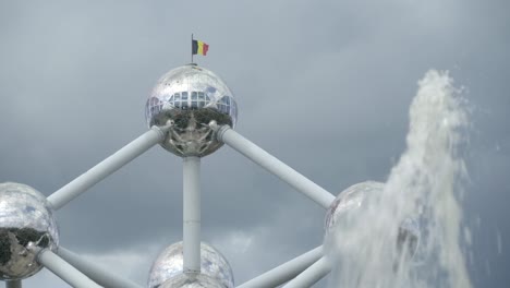 Fuente-frente-al-Atomium-en-Bruselas
