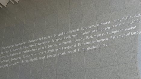 Mehrsprachiges-Zeichen-Des-Europäischen-Parlaments