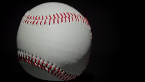 Baseball-Rotiert-Auf-Schwarzem-Hintergrund
