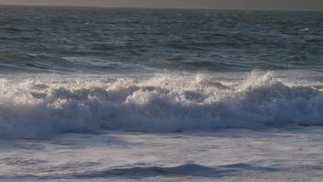 Ola-rompiendo-en-la-playa-de-California