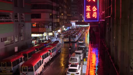 Hong-Kong-Minibuses-bajo-la-lluvia