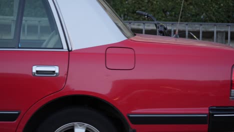 Vista-lateral-del-taxi-rojo-de-Hong-Kong